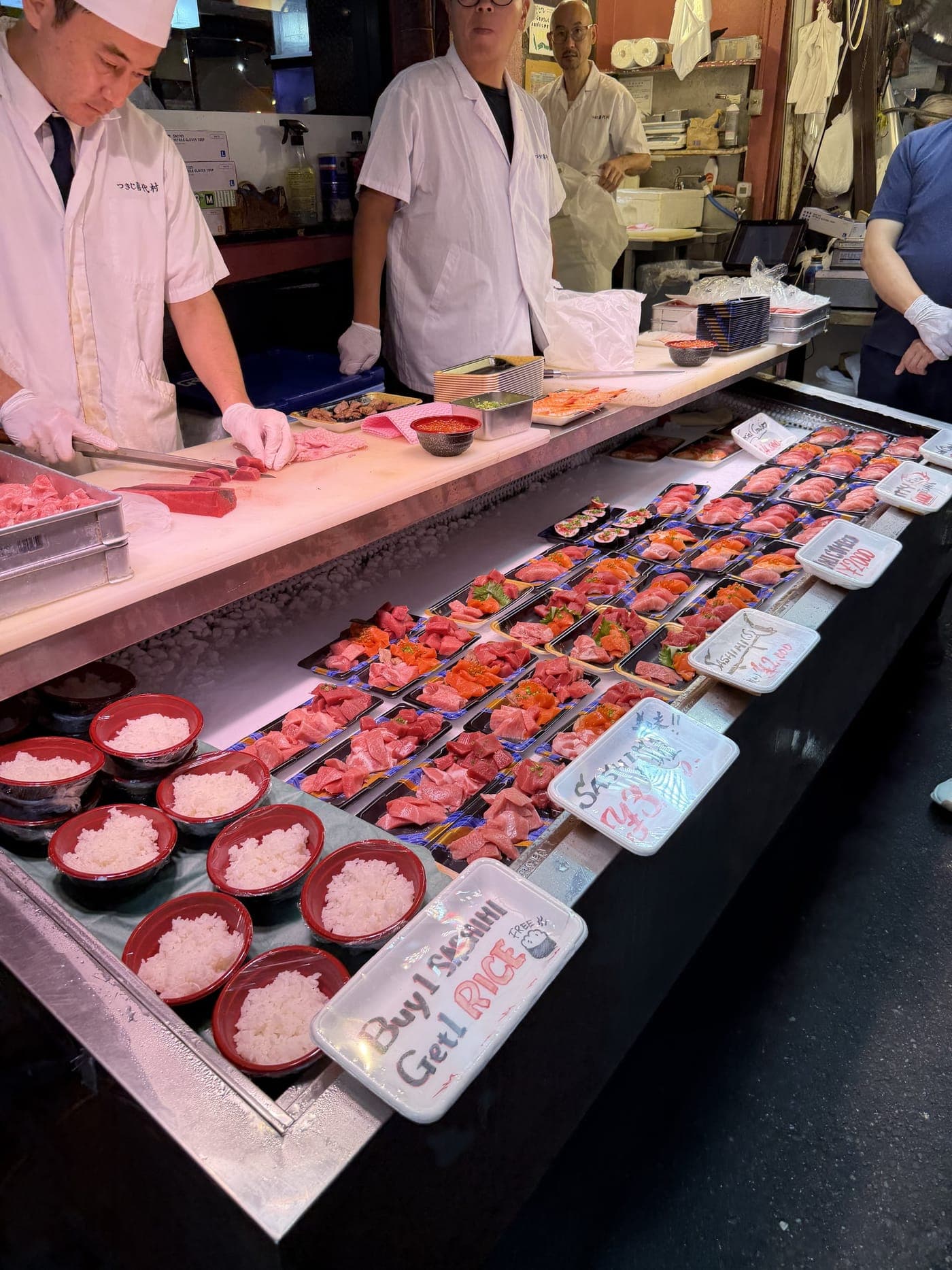 職人が切り分けたばかりの刺身が並ぶ鮮魚売り場